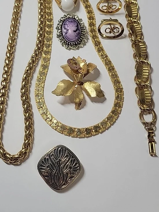 Gold-Tone Women’s Jewelry Set with Purple Cameo Brooch - Picture 6 of 6